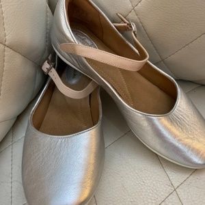 Clarks Artisan Flats